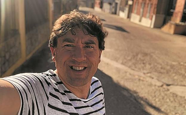 Selfie de Andueza dando un paseo por el pueblo de sus abuelos, Morales de Toro (Zamora).