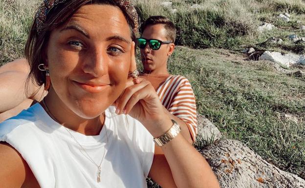 Raquel y Miguel descansan en un paraje durante su viaje a Lugo.