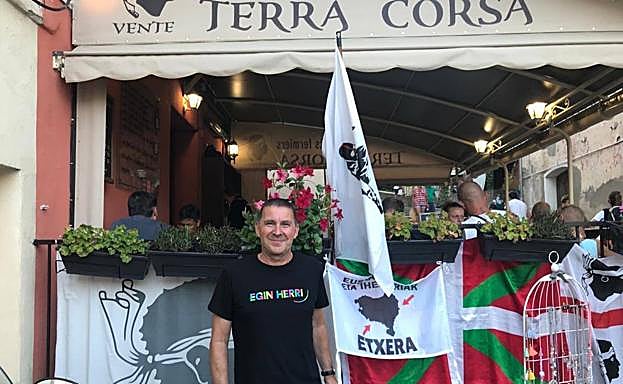Arnaldo Otegi, el año pasado ante un restaurante de Córcega adornado con ikurriñas.