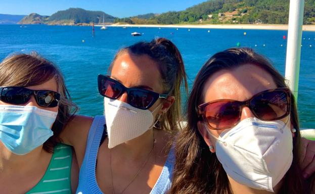 Itziar, Nerea y Alazne, en el barco camino a las Islas Cíes. 