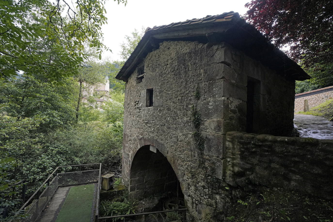 Ataun. El pueblo más largo de Gipuzkoa es cuna de José Miguel Barandiaran; sus montes, cuevas y dólmenes han inspirado numerosas leyendas de la mitología vasca.