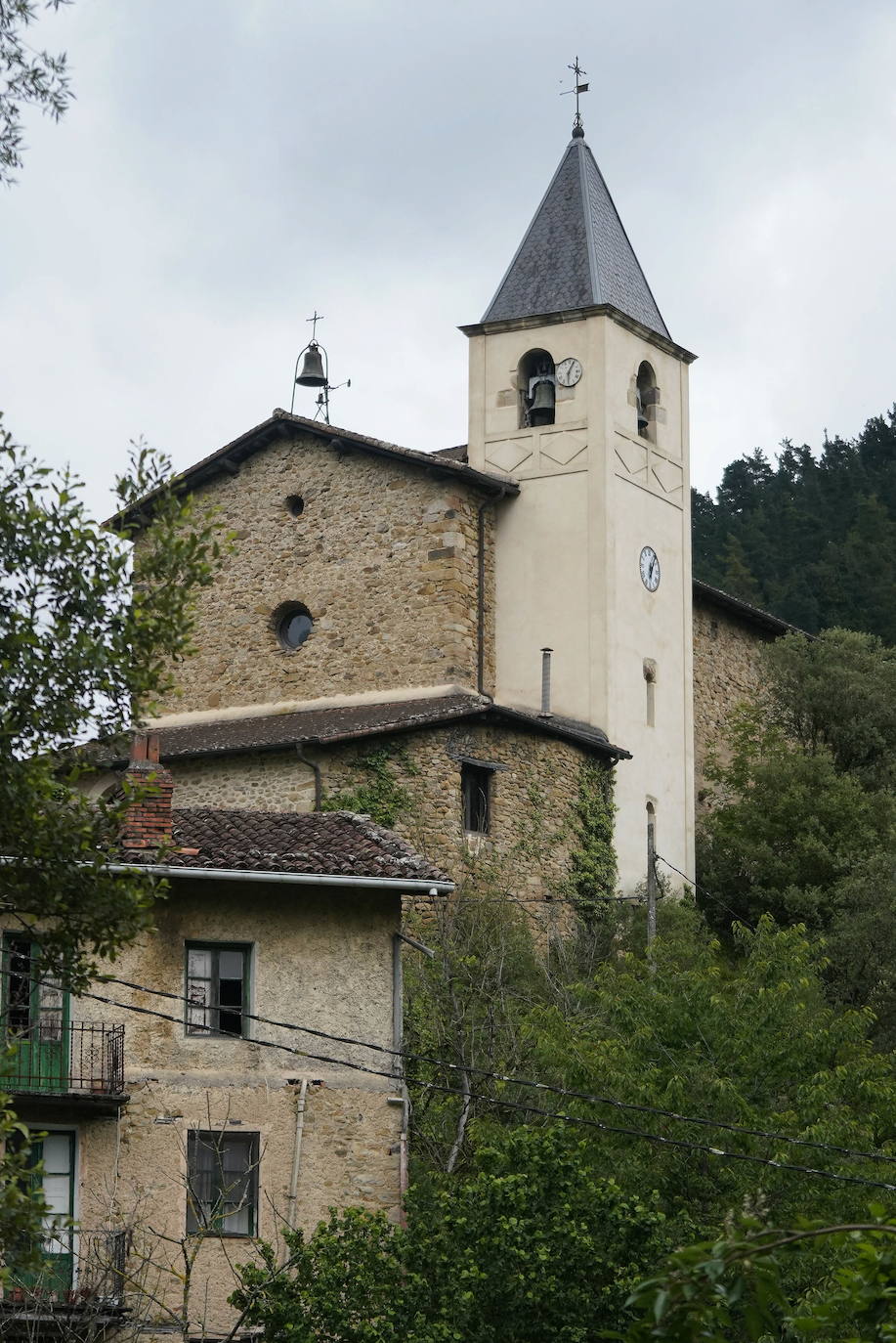Ataun. El pueblo más largo de Gipuzkoa es cuna de José Miguel Barandiaran; sus montes, cuevas y dólmenes han inspirado numerosas leyendas de la mitología vasca.