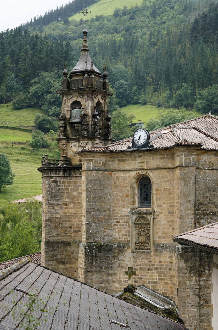 Ataun. El pueblo más largo de Gipuzkoa es cuna de José Miguel Barandiaran; sus montes, cuevas y dólmenes han inspirado numerosas leyendas de la mitología vasca.