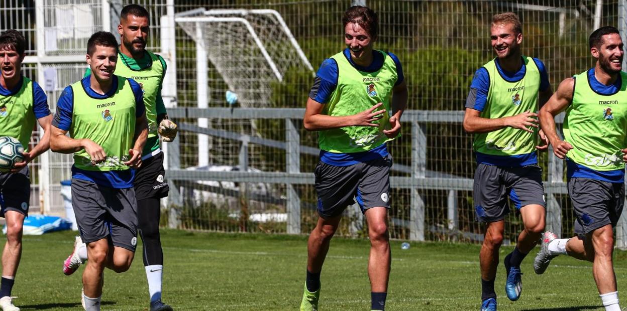Aritz, Zubeldia, Moya, los potrillos Pacheco y Arambarri, y Zaldua, en un entrenamiento reciente en Zubieta. 
