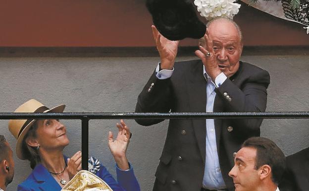 La infanta Elena y don Juan Carlos, en la plaza de toros de Illunbe, en 2018.