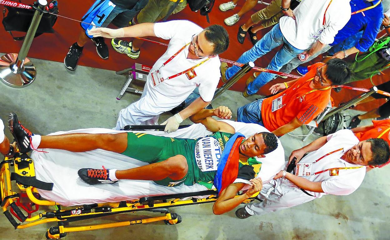 Van Niekerk: Tres años de un calvario que, de momento, continúa