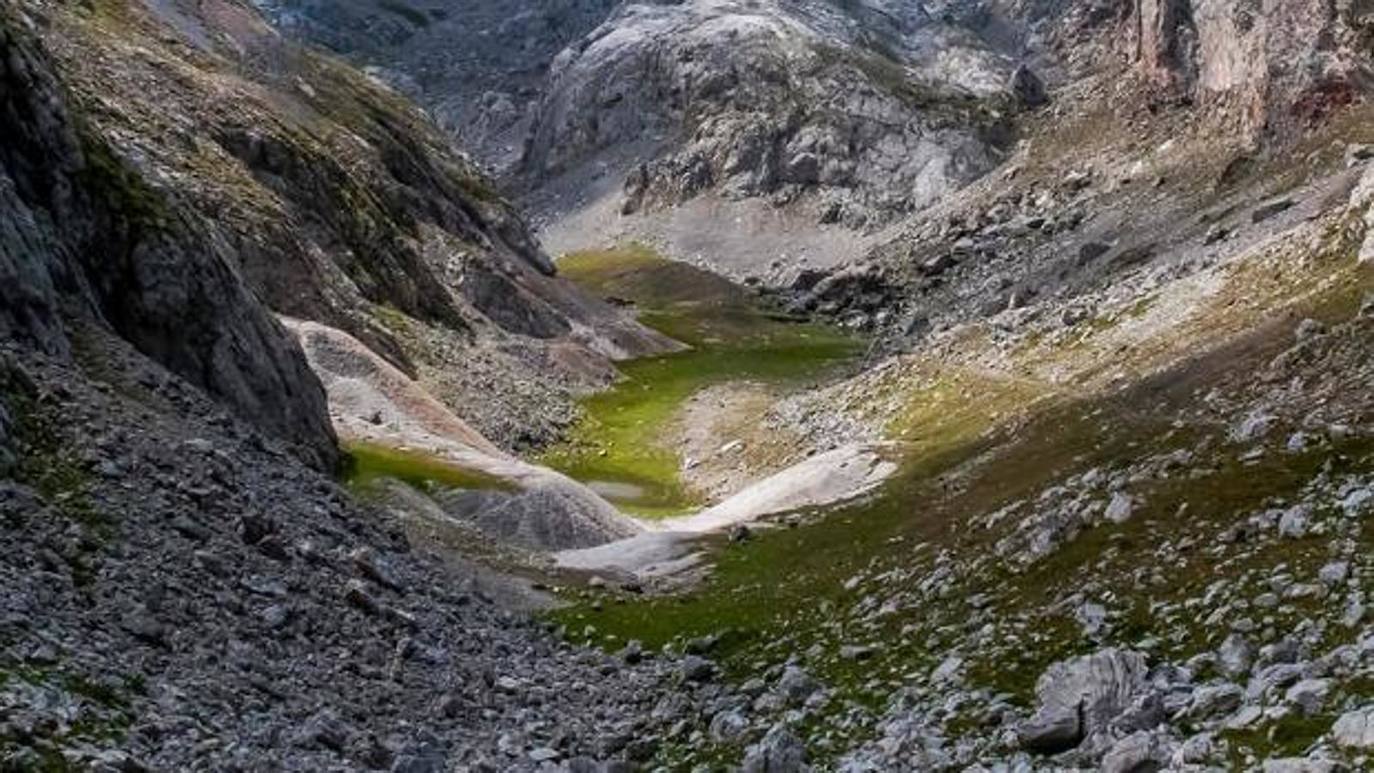 Lago Ándara: Hasta 1911 el Lago de Ándara fue considerado el lago más grande de Cantabria y uno de los más bonitos de Picos de Europa. Hasta que una desafortunada voladura de la sociedad de Minas Mazarrasa produjo una grieta en el terreno por la que se filtró todo el agua del lago. Ahora solo queda un pequeño vestigio de lo que algún día fue, pero aún así merece la pena hacer la ruta que lleva hasta lo que queda del lago para disfrutar en primera persona del entorno que rodea a este lugar.