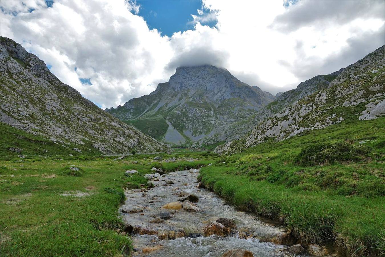 Sotres: Sotres no solo es especial por sus calles y casas de piedra, sino también por el espectacular espacio natural que lo rodea en el que no faltan las praderías, el ganado y la buena gastronomía. Se trata además de pueblo más alto de Picos de Europa situado a 1050 metros de altitud. Un lugar único para iniciar numerosas rutas y escaladas.