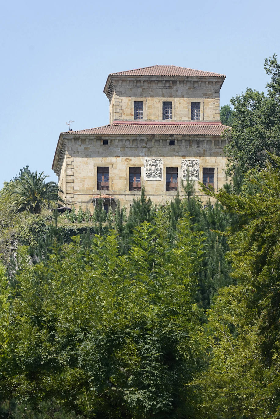 Urretxu. A orillas del río Urola y bajo el abrigo del monte Irimo, vio nacer al bardo José María Iparraguirre, cuya estatua preside la plaza principal de la localidad 