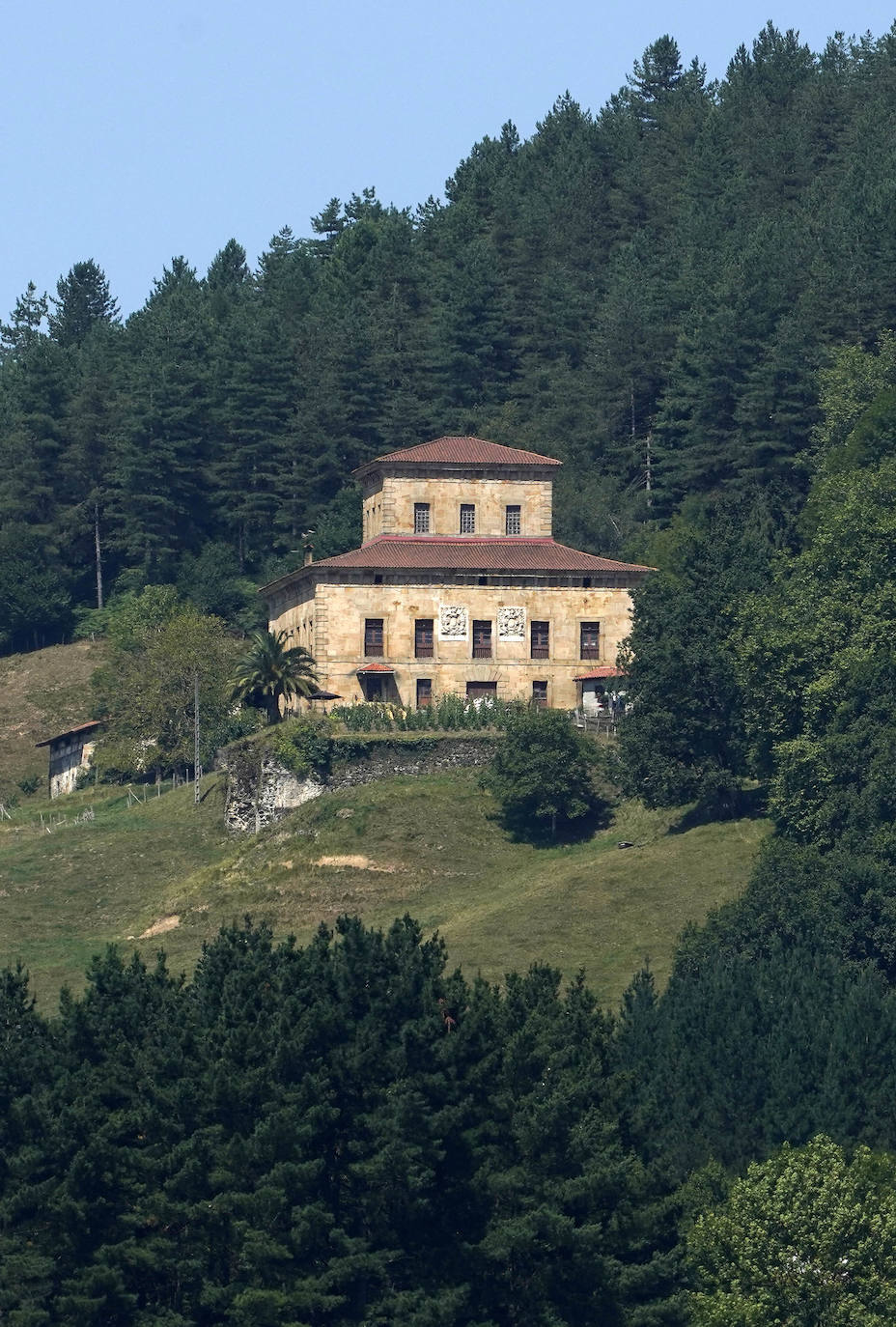 Urretxu. A orillas del río Urola y bajo el abrigo del monte Irimo, vio nacer al bardo José María Iparraguirre, cuya estatua preside la plaza principal de la localidad 