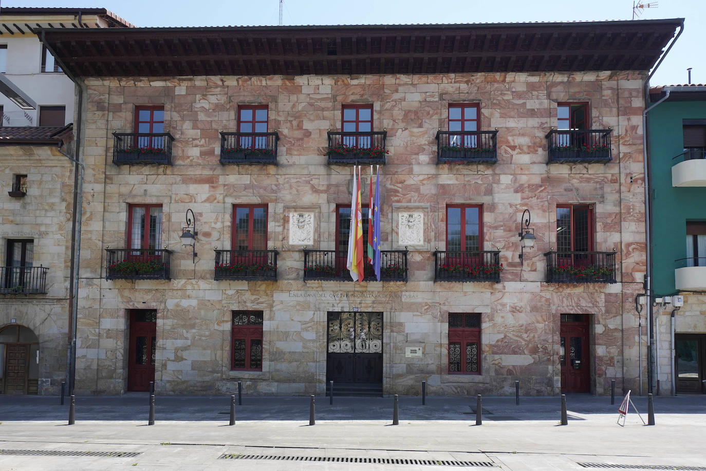 Urretxu. A orillas del río Urola y bajo el abrigo del monte Irimo, vio nacer al bardo José María Iparraguirre, cuya estatua preside la plaza principal de la localidad 