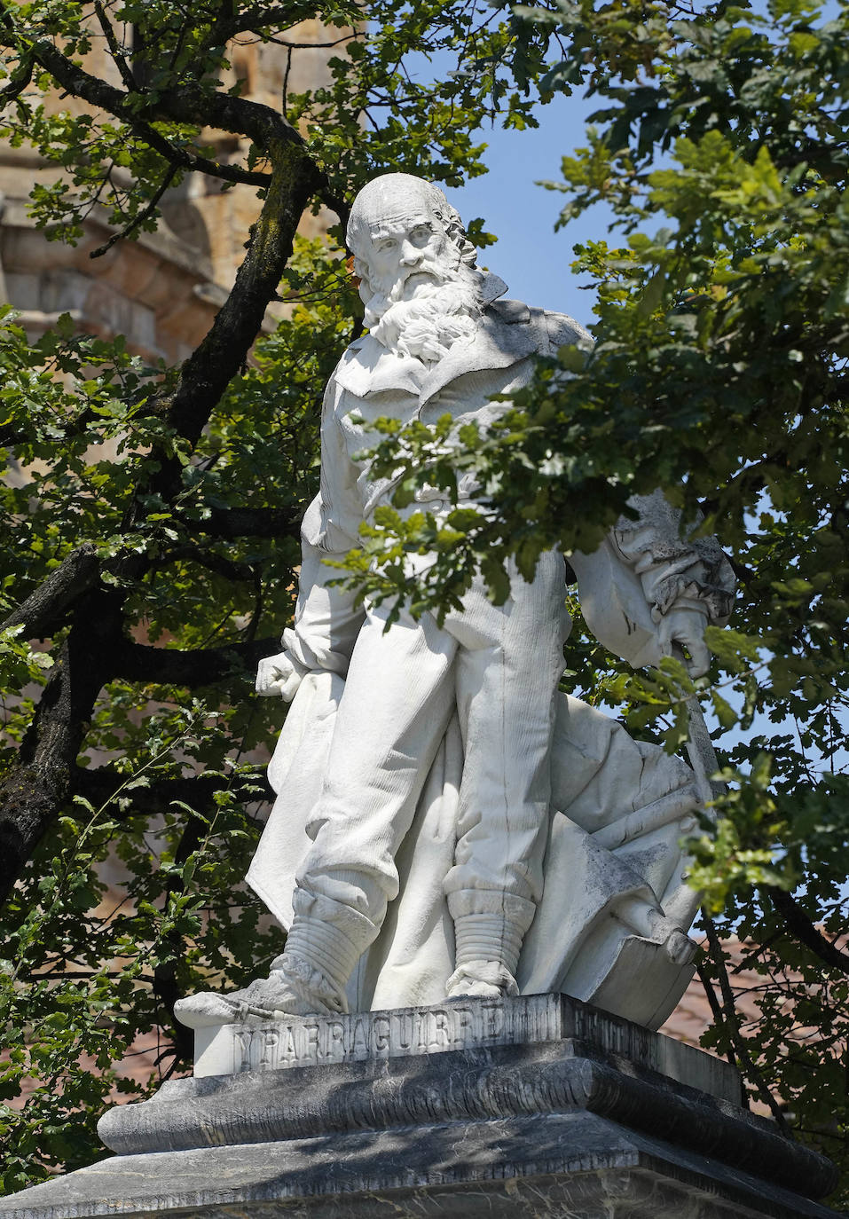 Urretxu. A orillas del río Urola y bajo el abrigo del monte Irimo, vio nacer al bardo José María Iparraguirre, cuya estatua preside la plaza principal de la localidad 