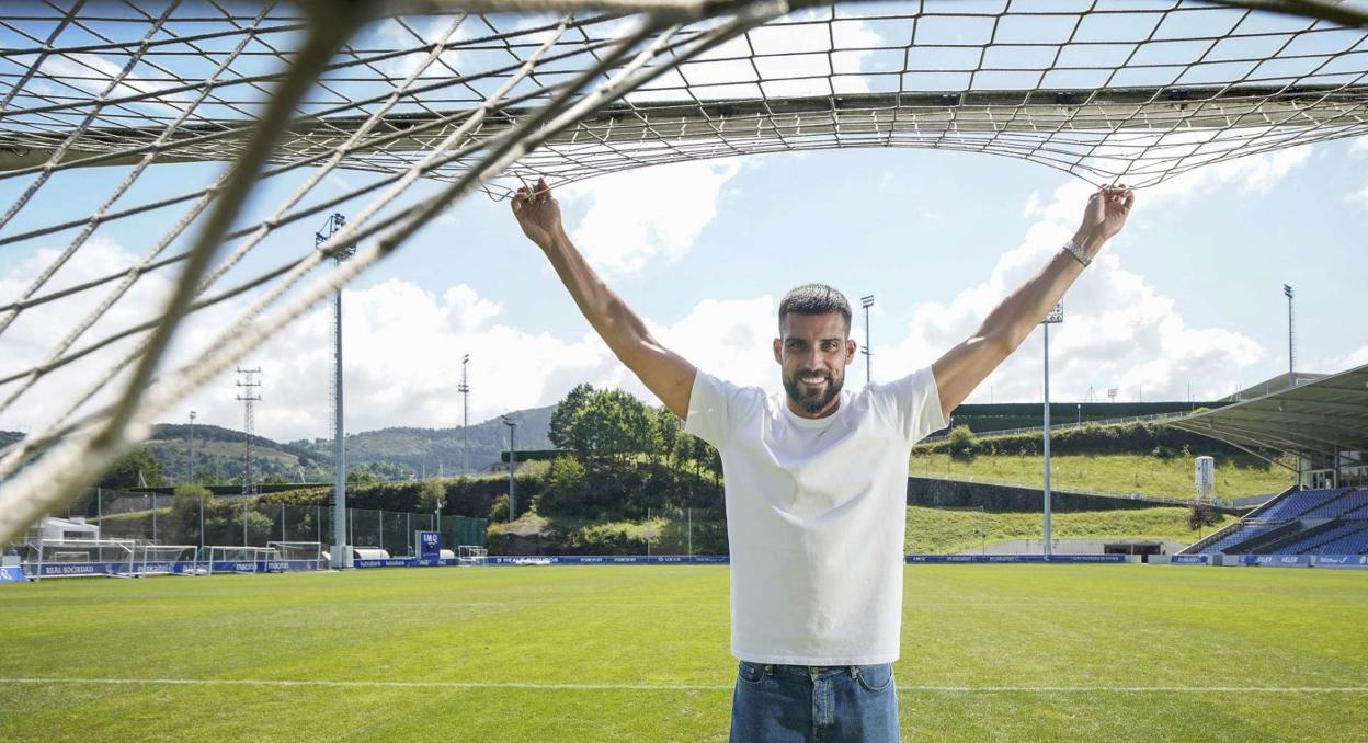 Moyá se agarra a las redes de una portería de Zubieta, donde quiere seguir trabajando. 