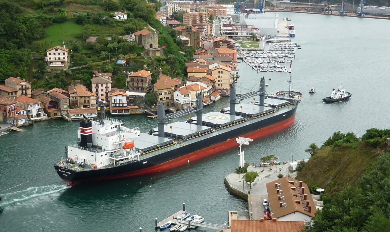 Un barco mercante de grandes dimensiones atravesando el escarpado canal de acceso al puerto de Pasaia. 