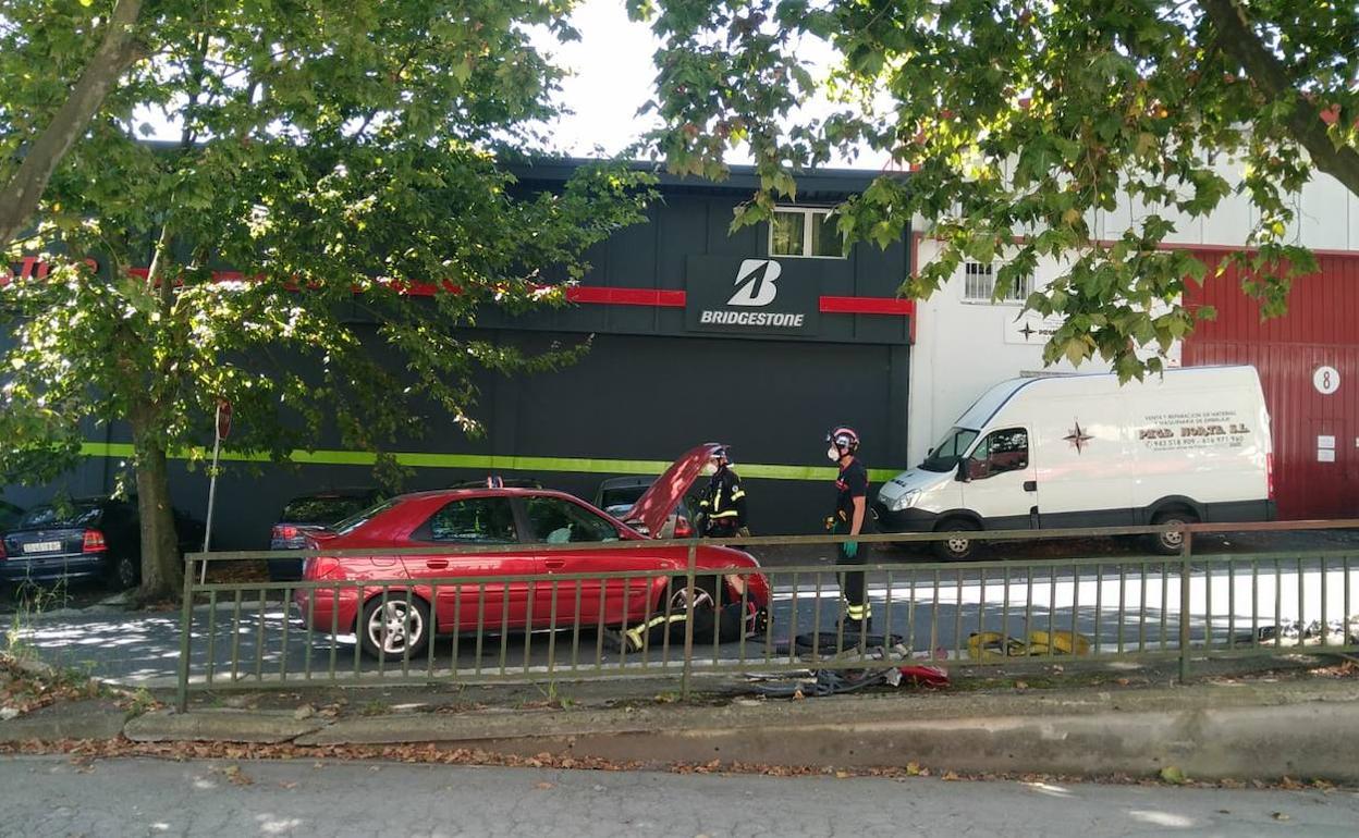 Herido un conductor tras chocar su coche con un camión en un polígono de Lezo