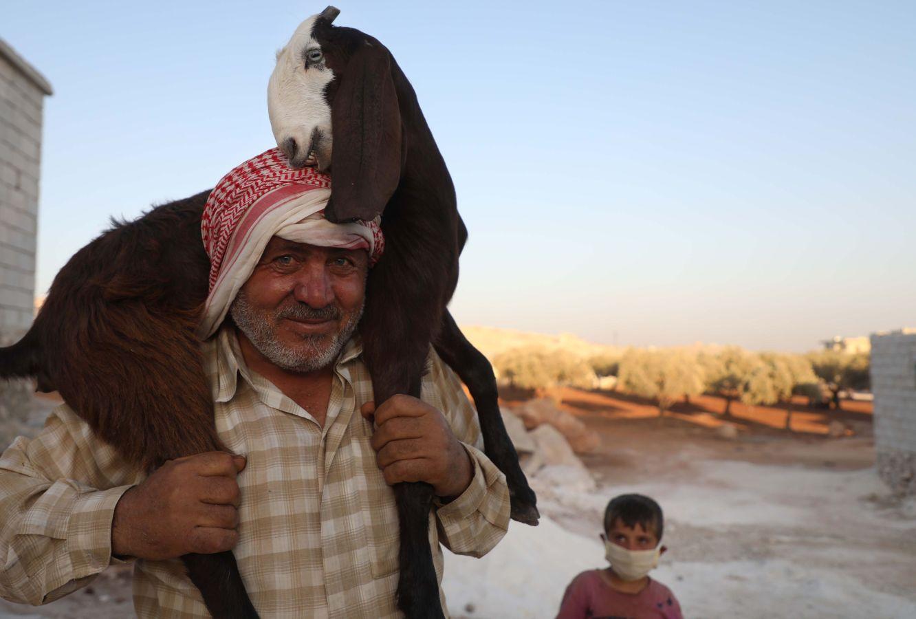 La festividad conocida como Eid al-Adha o Fiesta del Cordero es una de las celebraciones más importantes en el mundo musulmán. No hay una fecha exacta de celebración, pues su realización coincide con el fin del peregrinaje a La Meca (El Hajj). Es una tradición en la cual se aprovecha para orar junto con la familia y posteriormente se sacrifica un cordero. Esto por hacer una referencia a los hechos de las sagradas escrituras del Corán. En el cual se menciona que Dios, ordenó a Abraham a sacrificar a su primogénito como prueba de su fidelidad y, previo a esto, Dios le ofreció un cordero para sacrificarlo. Es una costumbre con bastante arraigo en el mundo árabe. Países como Afganistán, Siria, Kuwait, Líbano, Palestina o Nigeria lo celebran. 
