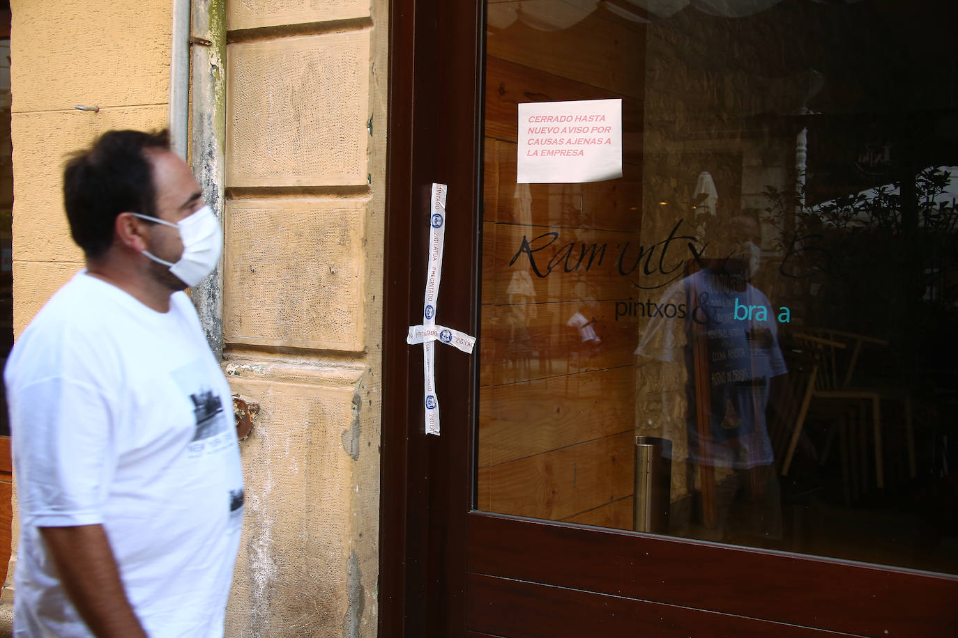 Salud inicia el rastreo masivo entre clientes de un bar de Donostia tras dar positivo 5 empleados