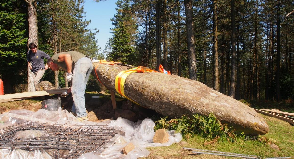 Un momento de la operación para poner en pie el monolito de Arribiribilleta en el mes de septiembre de 2014. 