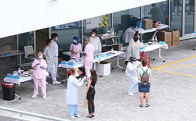 Los nuevos positivos se elevan a 338 en Euskadi, de ellos 57 en Gipuzkoa