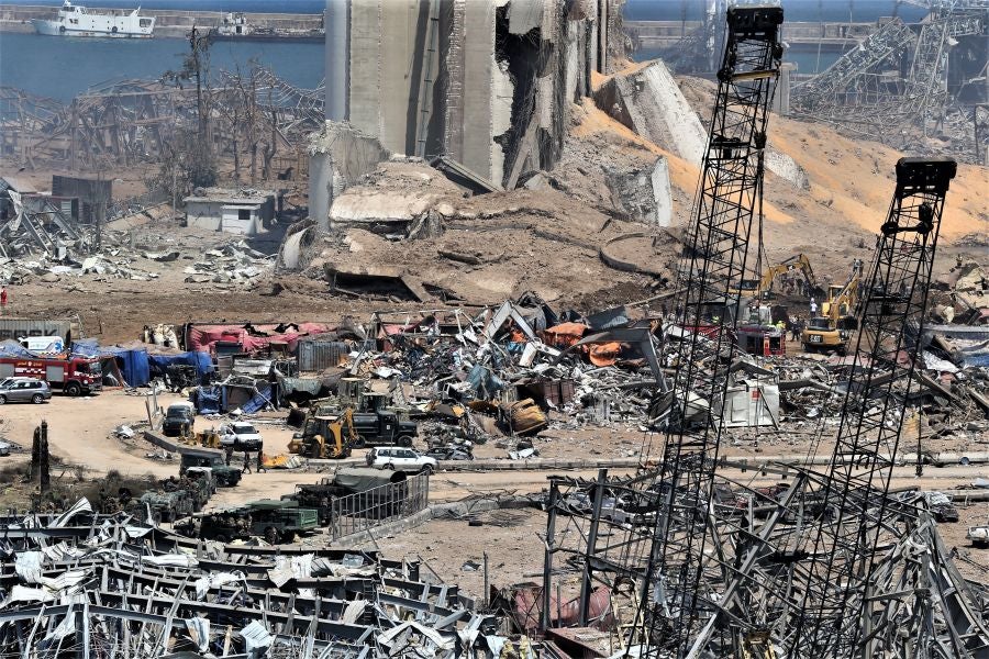 Una vista general del puerto destruido después de una explosión masiva en el centro de Beirut, Líbano. Al menos 100 personas murieron y más, 4.000 resultaron heridas y cientos desaparecieron, después de una explosión, causada por más de 2.500 toneladas de nitrato de amonio almacenado en el puerto de la capital de Líbano. 