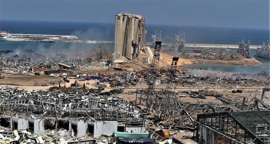 Una vista general del puerto destruido después de una explosión masiva en el centro de Beirut, Líbano. Al menos 100 personas murieron y más, 4.000 resultaron heridas y cientos desaparecieron, después de una explosión, causada por más de 2.500 toneladas de nitrato de amonio almacenado en el puerto de la capital de Líbano. 