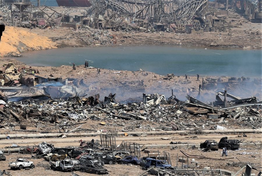 Una vista general del puerto destruido después de una explosión masiva en el centro de Beirut, Líbano. Al menos 100 personas murieron y más, 4.000 resultaron heridas y cientos desaparecieron, después de una explosión, causada por más de 2.500 toneladas de nitrato de amonio almacenado en el puerto de la capital de Líbano. 