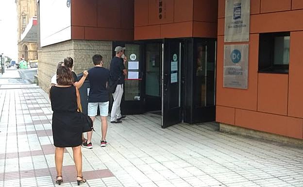 Se ha formado una pequeña cola minutos antes de que comenzaran a realizarse las pruebas.