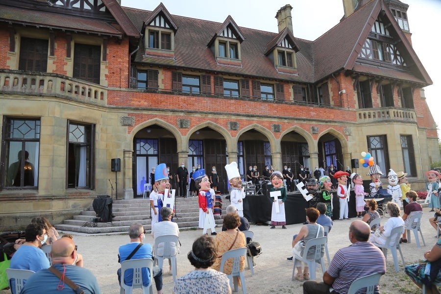 Donostia estrena con un acto en el Palacio de Miramar su programa alternativo a la Semana Grande , marcado por la división de los partidos debido a la pandemia. 