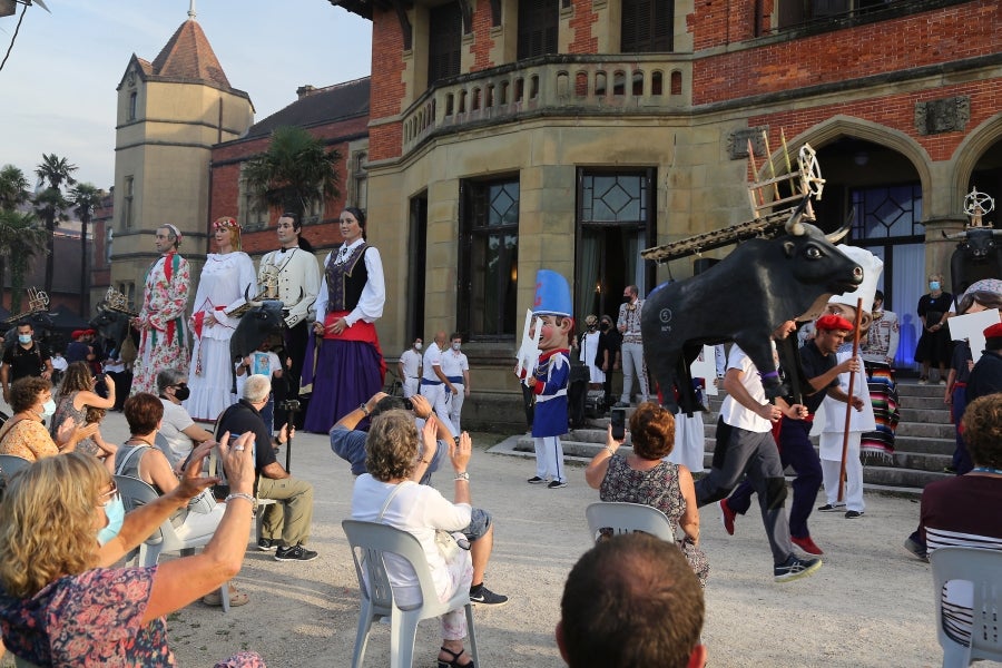 Donostia estrena con un acto en el Palacio de Miramar su programa alternativo a la Semana Grande , marcado por la división de los partidos debido a la pandemia. 