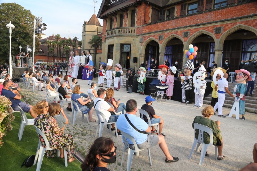 Donostia estrena con un acto en el Palacio de Miramar su programa alternativo a la Semana Grande , marcado por la división de los partidos debido a la pandemia. 