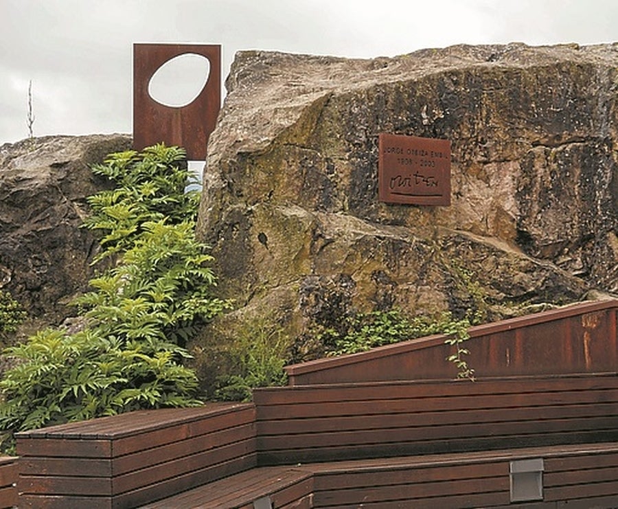 Esta pequeña villa marinera, estrechamente ligada al Camino de Santiago, atesora numerosos atractivos naturales, artísticos y gastronómicos. Citamos tres: playa, casco histórico y besugo. 