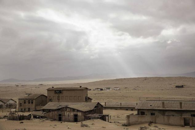El hallazgo de diamantes dio lugar a la creación en 1908 de Kolmanskop, ciudad de estilo centroeuropeo situada al sur de la colonia alemana de Namibia. Tras la I Guerra Mundial, la caída de la producción provocó su declive y definitivo abandono en 1954.