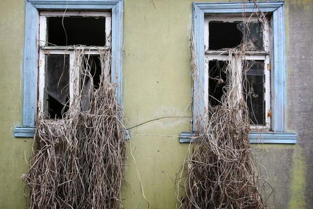 El mayor desastre nuclear de la historia tuvo lugar hace 34 años en Chernóbil. De acuerdo con evaluaciones oficiales, la explosión ocurrida en la madrugada del 26 de abril de 1986 esparció hasta 200 toneladas de material con una radiactividad de 50 millones de curies, equivalente a 500 bombas atómicas como la lanzada en Hiroshima. La llamada 'zona de exclusión' es un área que se extiende en un radio de 30 kilómetros alrededor de la central nuclear.