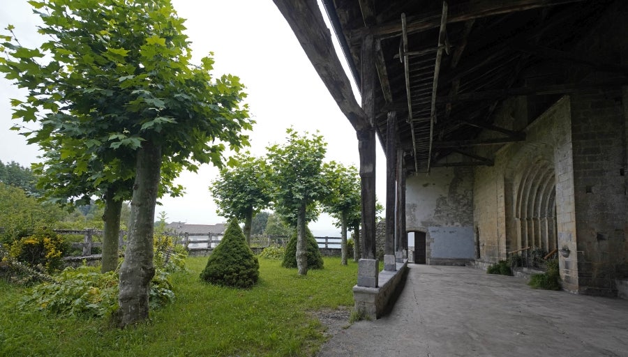 Sin rastro del castillo que le da nombre, por la localidad de Tolosaldea transcurría el camino real por el que pasaron los reyes navarros a la costa guipuzcoana. 