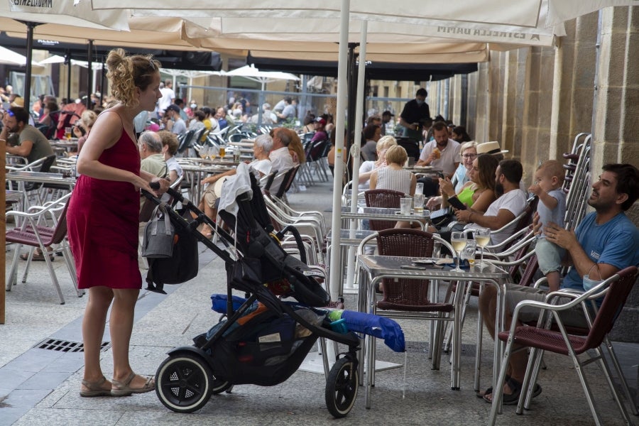 Las altas temperaturas han hecho que tanto terrazas como bares reciban la visita de locales y turistas. 