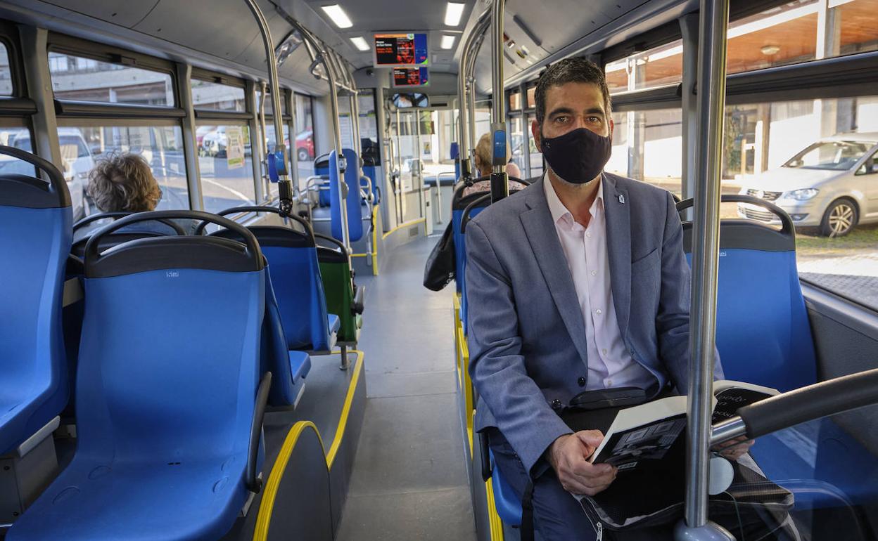 Eneko Goia se desplaza todos los días al Ayuntamiento en el autobús de Dbus, que recuperará el 100% de su servicio el 1 de septiembre. 