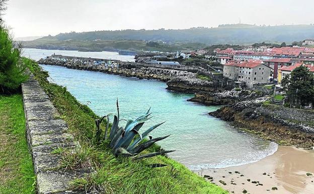 Imagen principal - Mirador de San Pedro (arriba), calle de Llanes (centro), bonitos en el puerto de Llanes (abajo).