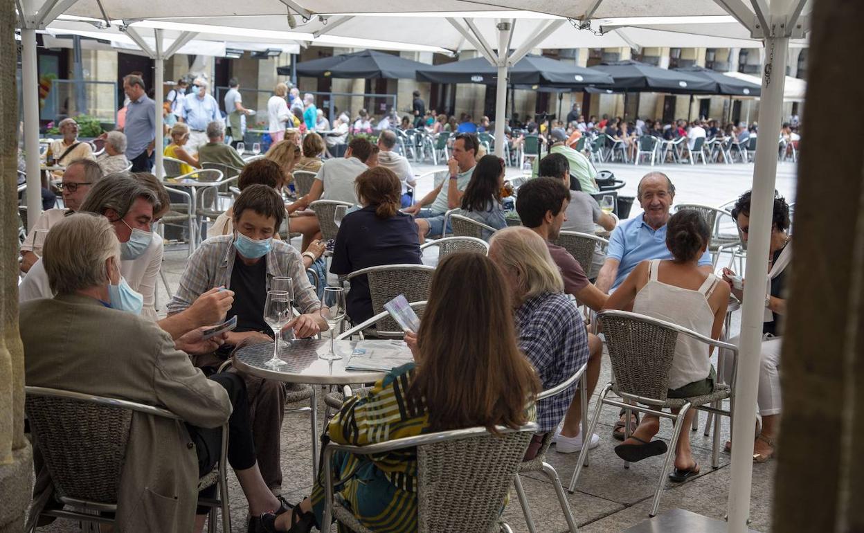 Terrazas llenas. Las restricciones en la hostelería se han impuesto al ocio nocturno. Durante el día, las terrazas se llenan. 