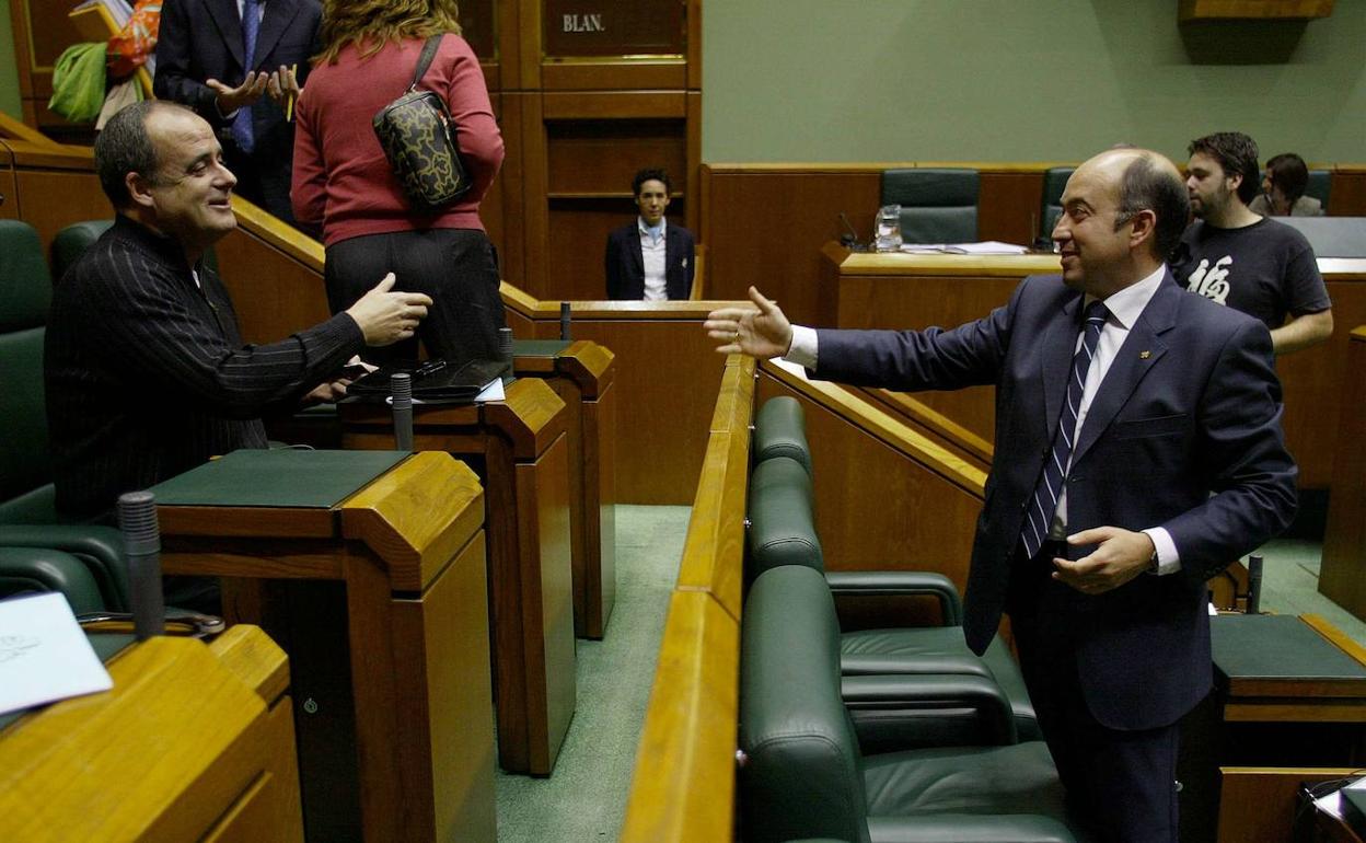 Saludo de veteranos. Joseba Egibar y Carmelo Barrio se saludan en el Parlamento Vasco en 2006. 