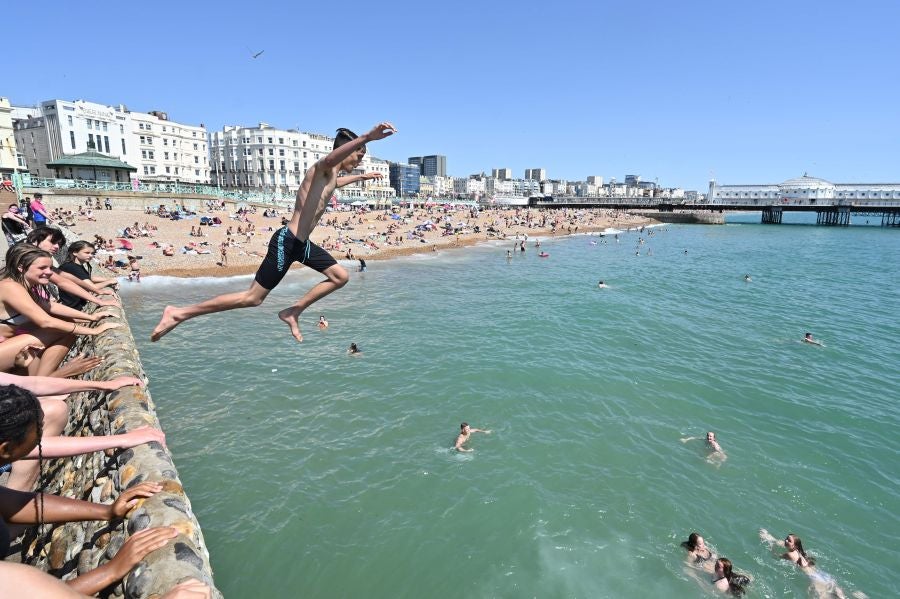 Los bañistas llenan la playa de Brighton, en el sur de Inglaterra en el verano marcado por el coronavirus 