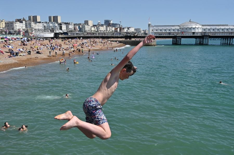 Los bañistas llenan la playa de Brighton, en el sur de Inglaterra en el verano marcado por el coronavirus 