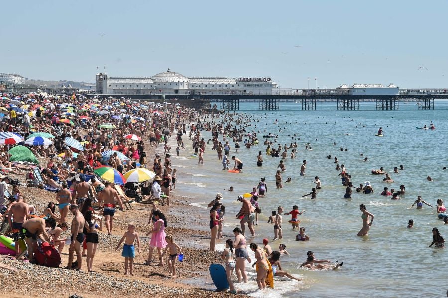 Los bañistas llenan la playa de Brighton, en el sur de Inglaterra en el verano marcado por el coronavirus 