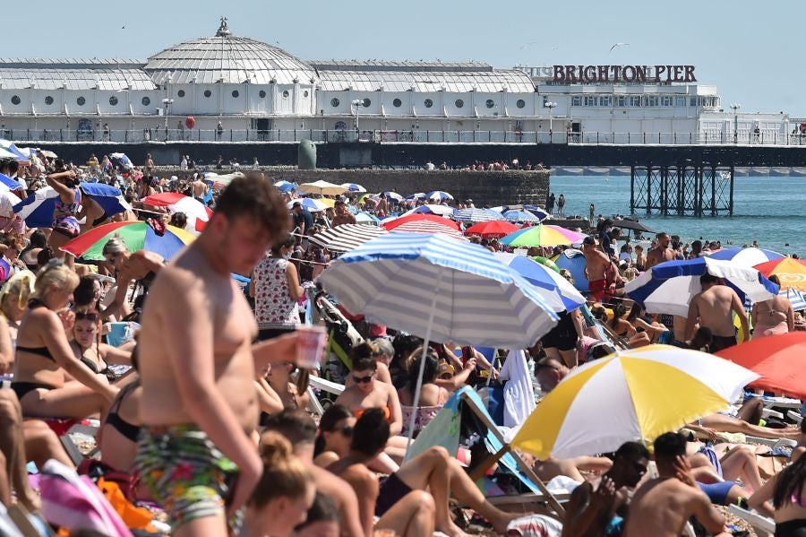 Los bañistas llenan la playa de Brighton, en el sur de Inglaterra en el verano marcado por el coronavirus 