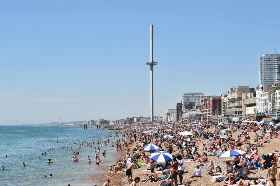 Los bañistas llenan la playa de Brighton, en el sur de Inglaterra en el verano marcado por el coronavirus 