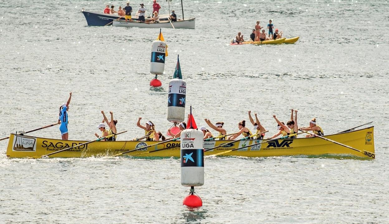 La tripulación de la Txiki celebra su victoria del domingo en Ondarroa. La segunda Liga Euskotren ya estaba en las vitrinas de Orio. 