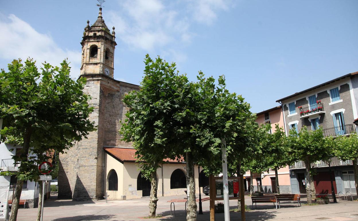 La iglesia parroquial de San Salvador, en el bonito casco de Legorreta.