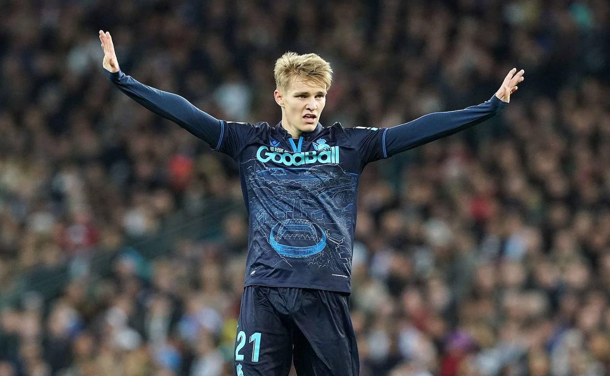 Martin Odegaard a punto de lanzar una falta en el Reale Arena. 
