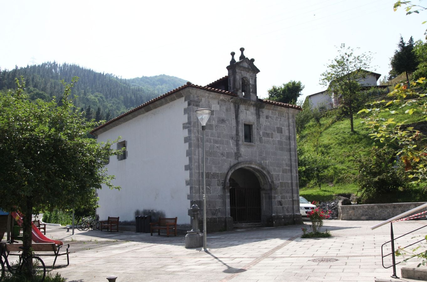 Dos bonitos enclaves rurales atravesados por el Oria, muy bien comunicados por la N-1, que permiten disfrutar de su patrimonio y su entorno natural. 