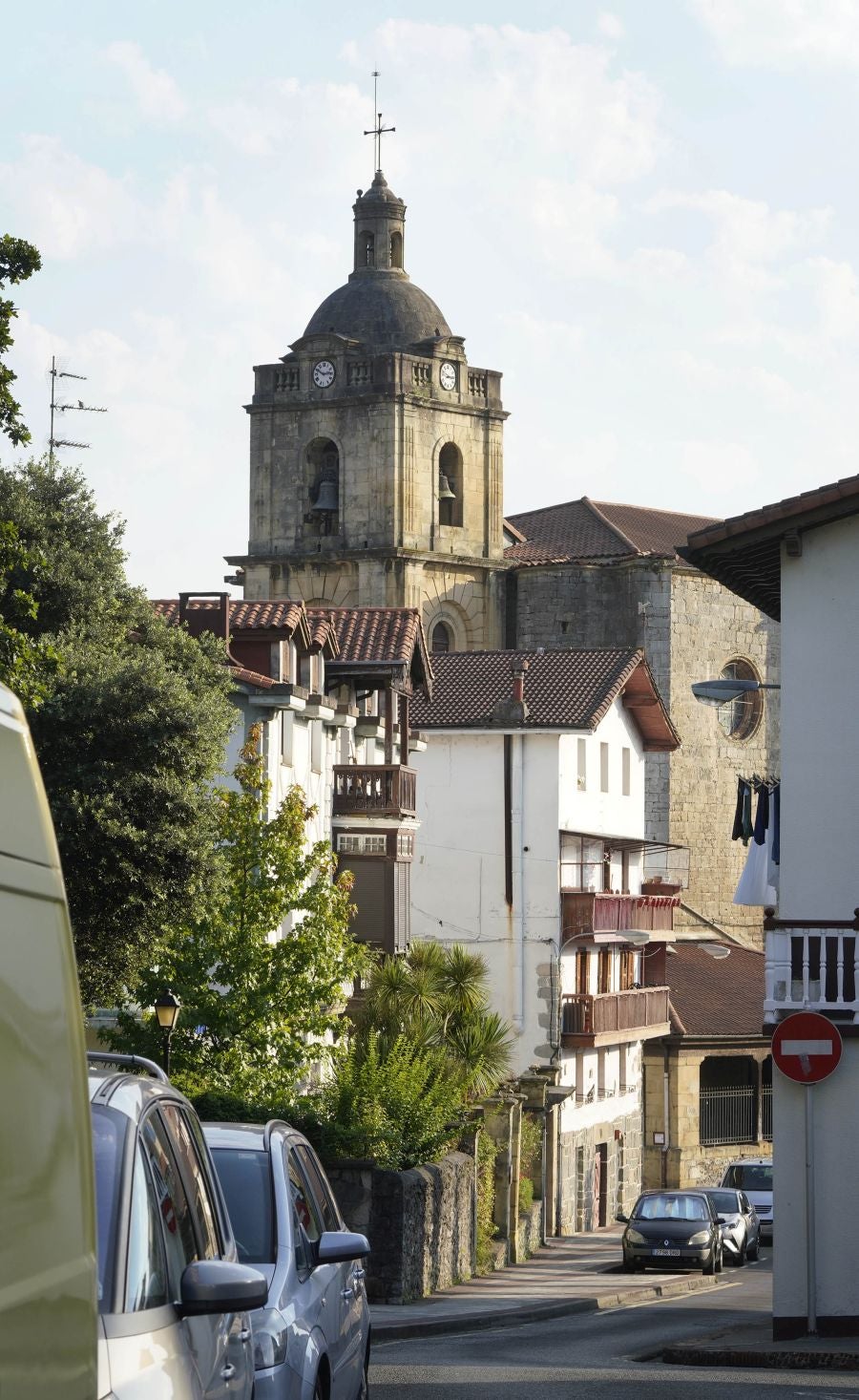 Entre los valles del Oria y del Urumea, rodeado de bellos montes, fue un importante lugar de paso en la ruta jacobea que discurría por el interior de Gipuzkoa. 