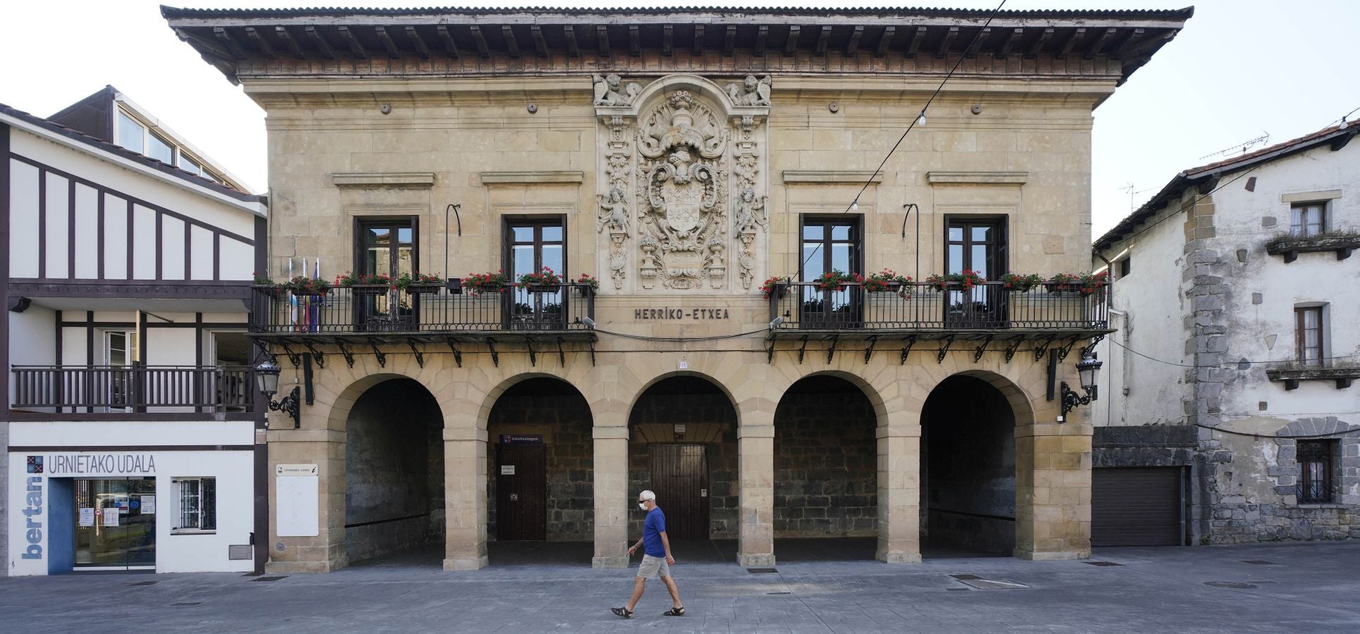 Entre los valles del Oria y del Urumea, rodeado de bellos montes, fue un importante lugar de paso en la ruta jacobea que discurría por el interior de Gipuzkoa. 